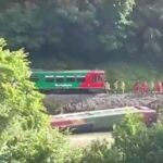 Un tren plin cu elevi a deraiat în Alpii austrieci. Un vagon a căzut în râu (Video)