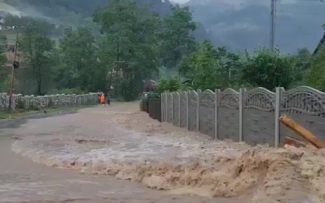 Ploile continuă să facă ravagii în România: Drumuri inundate, case cu apă de un metru, avioane redirecționate și oameni evacuați (Galerie foto & Video)