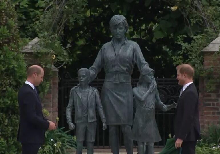 William şi Harry au dezvelit statuia-omagiu închinată prinţesei Diana (Video)