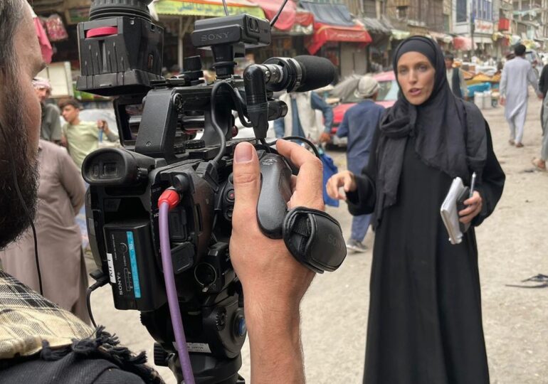 Jurnalista CNN la Kabul, amenințată de talibani în timpul unui reportaj (Video)