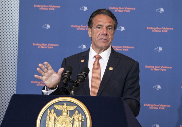 Guvernatorul din New York a demisionat după ce 11 femei l-au acuzat de hărţuire sexuală