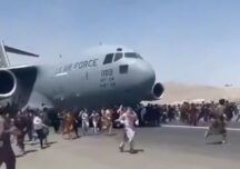 Mii de oameni încearcă să se agaţe de avioanele americane care părăsesc Afganistanul. Unii au căzut şi au murit (Galerie video)
