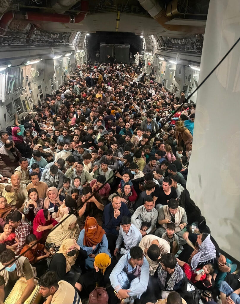 640 Afghan Citizens Pack Inside A USAF C-17 - Kabu