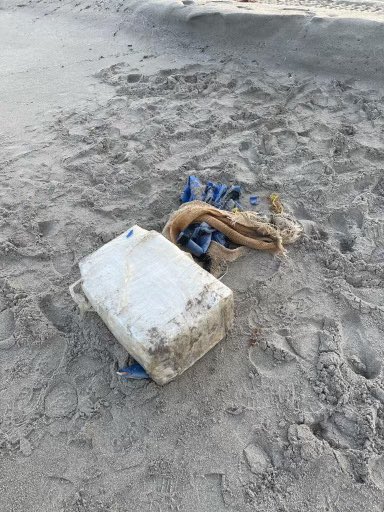 Un turist a găsit pe o plajă cocaină în valoare de un milion de dolari