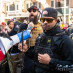 Liderul grupării extremiste Proud Boys a fost condamnat la închisoare, după ce a ars un banner Black Lives Matter