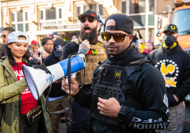 Liderul grupării extremiste Proud Boys a fost condamnat la închisoare, după ce a ars un banner Black Lives Matter