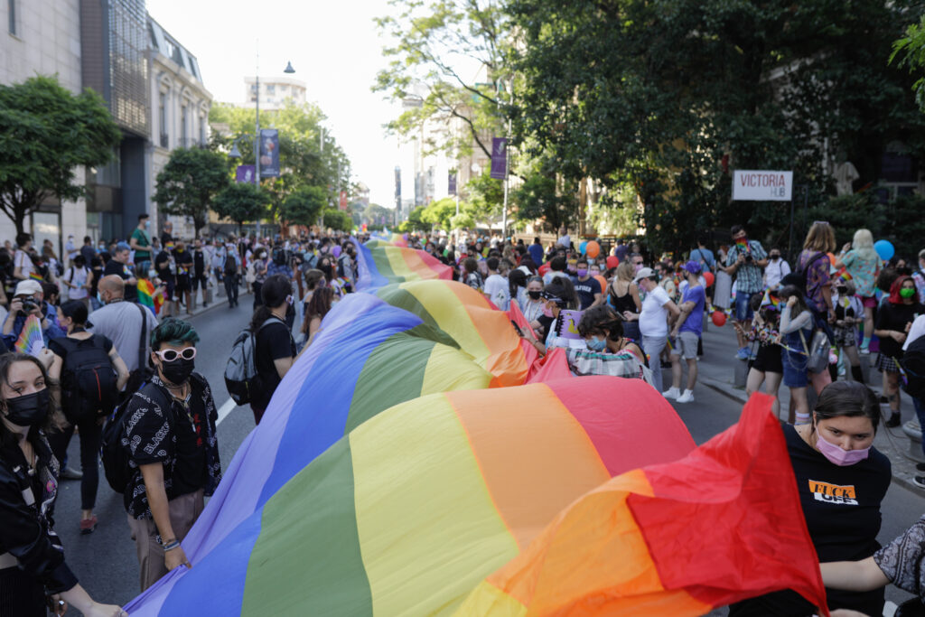 Mesaj anti-LGBT pe un bloc abandonat din București. Autoritățile au intervenit și investighează cazul