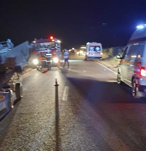 Accident cu doi morți și șase răniți, după ce o mașină a lovit două căruțe, miercuri seară