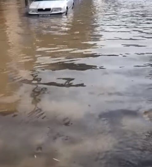 A fost furtună puternică şi a plouat cu 70 l/mp pe litoral: Case, magazine, chiar şi un hotel au fost inundate (Video)