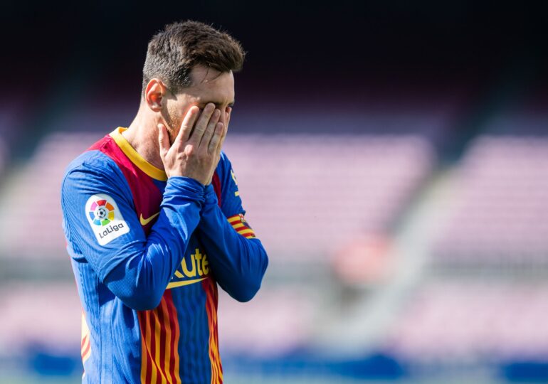 Momente tulburătoare în fața stadionului Camp Nou, cu mii de fani ai Barcelonei ovaționându-l pe Messi pentru ultima dată (Video)
