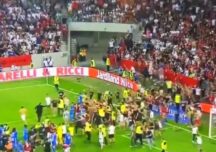 Meciul Nice – Marseille a fost abandonat: Fanii gazdelor s-au bătut cu fotbaliștii pe teren (Video)
