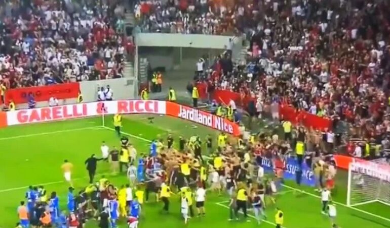 Meciul Nice - Marseille a fost abandonat: Fanii gazdelor s-au bătut cu fotbaliștii pe teren (Video)