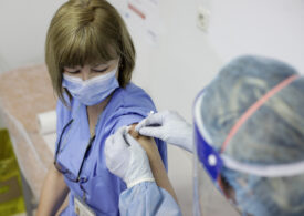 Ucraina face vaccinarea împotriva Covid obligatorie pentru profesori şi funcţionari