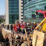 Mai mulţi muncitori au fost înghiţiţi de un mal de pământ, în centrul Capitalei: Doi au murit, alți 4 au fost duși la spital (Galerie foto)