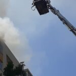 Incendiu puternic în Capitală, la un bloc în reabilitare. Doi pompieri au ajuns la spital, iar autobuzele nu circulă în zonă (Foto&Video)