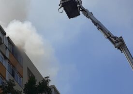 Incendiu puternic în Capitală, la un bloc în reabilitare. Doi pompieri au ajuns la spital, iar autobuzele nu circulă în zonă (Foto&Video)