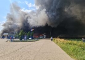 Incendiu puternic în Alba Iulia, fumul negru a acoperit cerul, după ce au ars tone de plastice (Foto&Video)