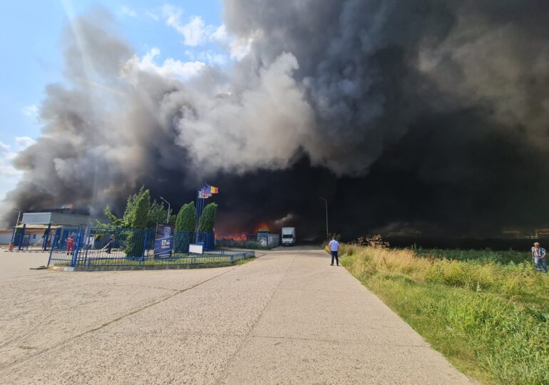 Incendiu puternic în Alba Iulia, fumul negru a acoperit cerul, după ce au ars tone de plastice (Foto&Video)