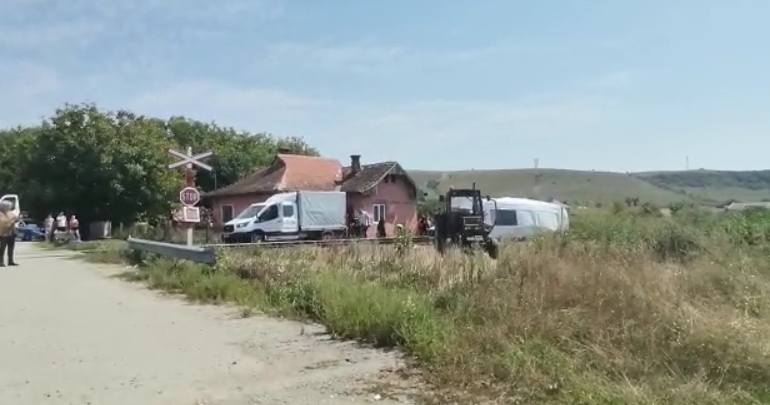 Cluj: O femeie din microbuzul lovit de tren a murit. Şoferul a fost reţinut