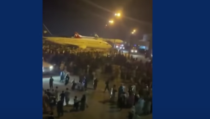 A fost haos pe aeroportul din Kabul, dar majoritatea diplomaţilor occidentali au reușit să plece (Video)