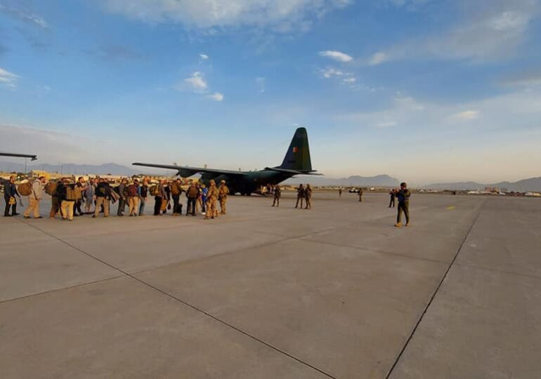 Al treilea zbor la Kabul al aeronavei MApN: 14 români transferaţi în aeroport au fost evacuaţi, alături de 4 cetăţeni bulgari