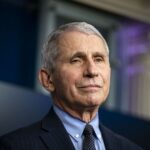 Dr Fauci iese din scenă, după 38 de ani în funcţie şi colaborări cu 7 preşedinţi