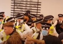 Protestatarii anti-vaccin din Londra au luat cu asalt sediile unor televiziuni (Video)