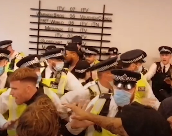 Protestatarii anti-vaccin din Londra au luat cu asalt sediile unor televiziuni (Video)