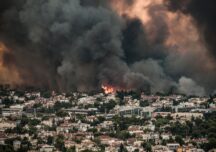 Grecia continuă să ardă la temperaturi record de peste 47 de grade. Atena e acoperită de un fum negru și toxic (Foto & Video)