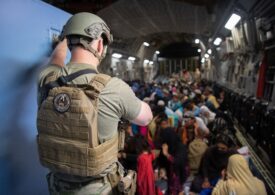 Pentagonul dezminte că ar fi pierdut controlul pe aeroportul din Kabul. Evacuările continuă până în ultimul moment, iar Occidentul nu va recunoaşte regimul taliban
