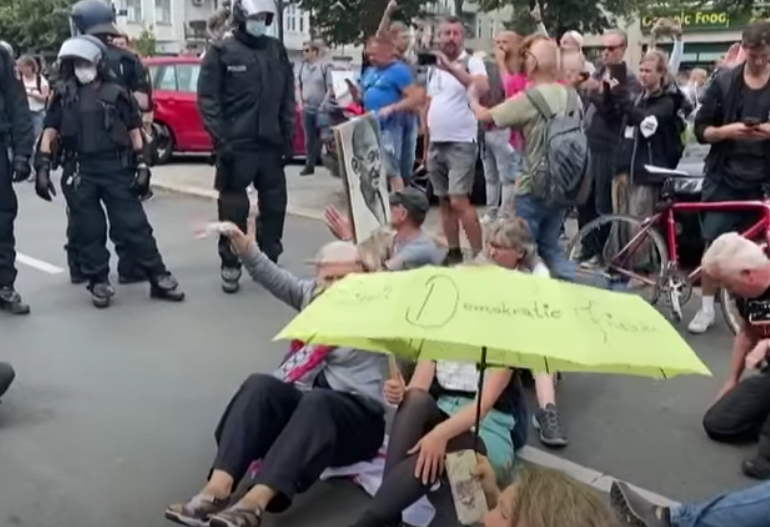 Protestele pandemice de la Berlin s-au soldat cu moartea unui manifestant reţinut de poliţie