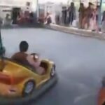 Pe Internet circulă imagini cu talibanii care se dau în maşinuţe şi sar pe trambulină, într-un parc de distracții din Kabul (Video)