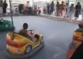 Pe Internet circulă imagini cu talibanii care se dau în maşinuţe şi sar pe trambulină, într-un parc de distracții din Kabul (Video)