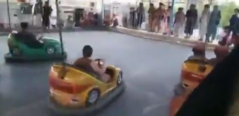 Pe Internet circulă imagini cu talibanii care se dau în maşinuţe şi sar pe trambulină, într-un parc de distracții din Kabul (Video)