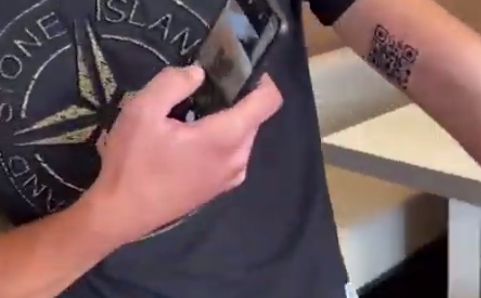 Un italian şi-a tatuat pe mână codul QR care arată că nu are Covid (Video)