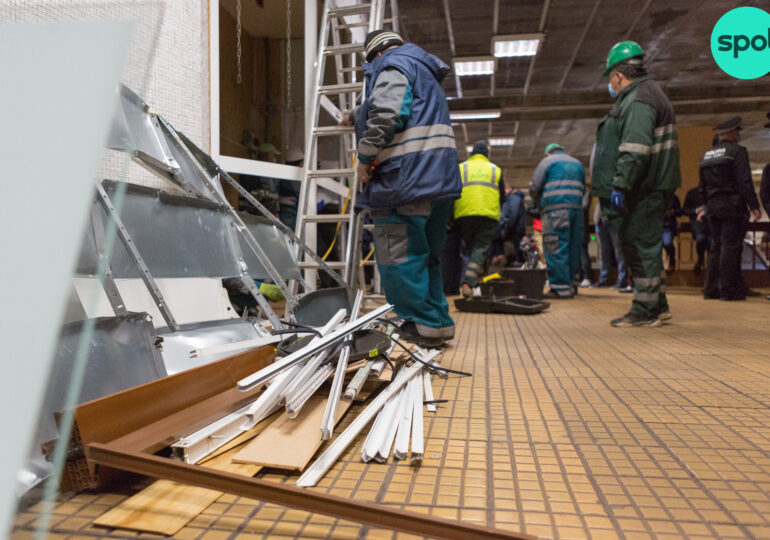 Mai mulţi angajați au fost daţi afară de Metrorex, pentru că au încercat să împiedice demolarea chioșcurilor din subteran