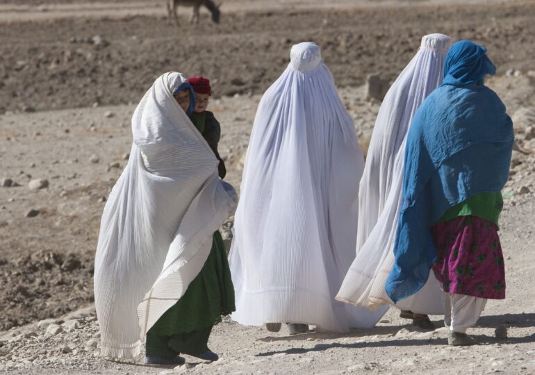 Talibanii cheamă la lucru femeile din sistemul sanitar, după ce mulți specialiști au părăsit Afganistanul