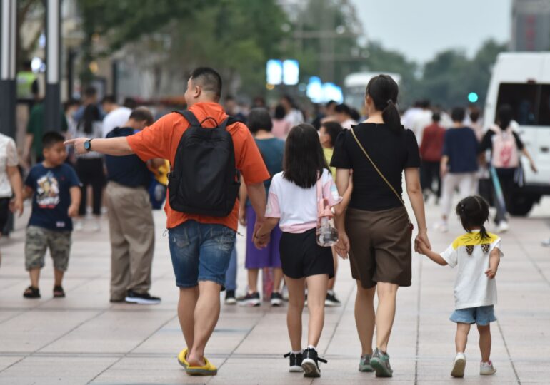 Chinezii pot de acum să aibă și cel de-al treilea copil. Dar nu mai vor