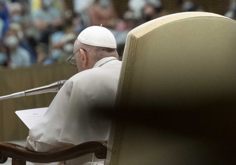 Amenințare în stil mafiot pentru papa Francisc - i-a fost trimis un plic cu trei gloanțe