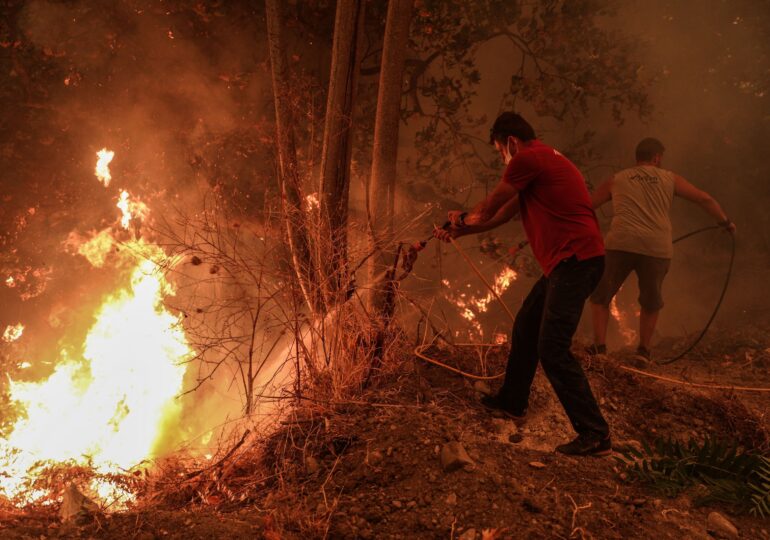 Grecia e din nou în flăcări: Insula Evia evacuată, pompierii români trimiși în  Kryftes şi Vilia