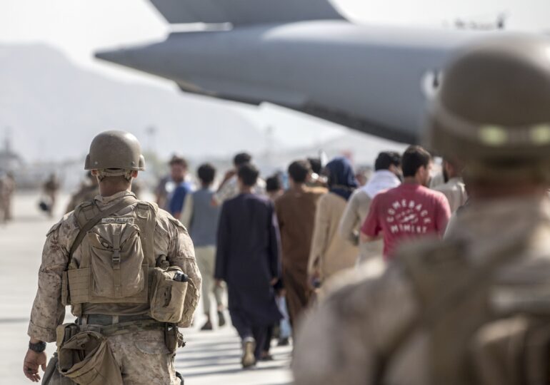 Talibanii le interzic afganilor să mai plece din țară şi permit doar evacuarea străinilor