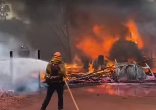 Un nou incendiu masiv face ravagii în California: Şi-a mărit suprafaţa de opt ori în 24 de ore (Video)
