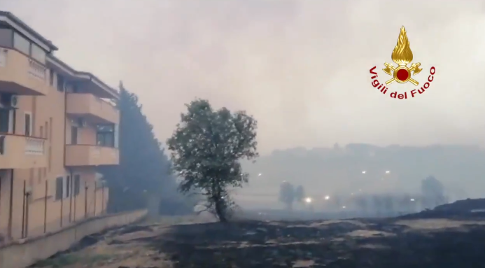 Anticiclonul Lucifer face ravagii în Italia: Pompierii se luptă cu peste 500 de incendii (Video)