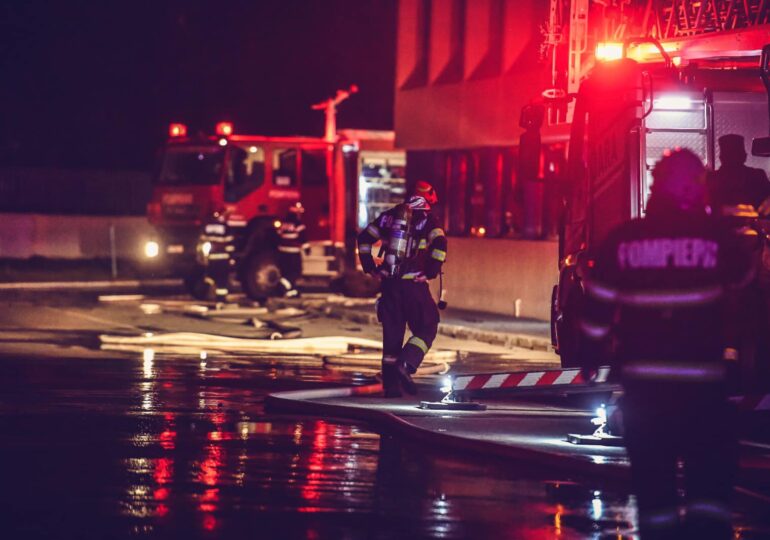 Incendiu la Timișoara: Ard tone de vopseluri