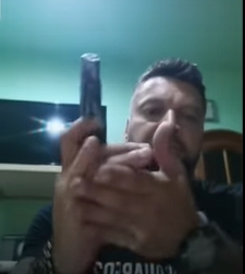 Un interlop a fost săltat de mascați după ce l-a amenințat cu moartea pe șeful Poliției Dâmbovița, într-un LIVE în care se droghează și se joacă cu pistolul