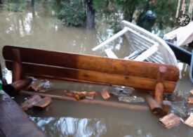 Vremea rea face pagube în Curtea de Argeș și Câmpulung: Acoperiș prăbușit peste mașini și inundații cum n-au mai fost de aproape 40 de ani