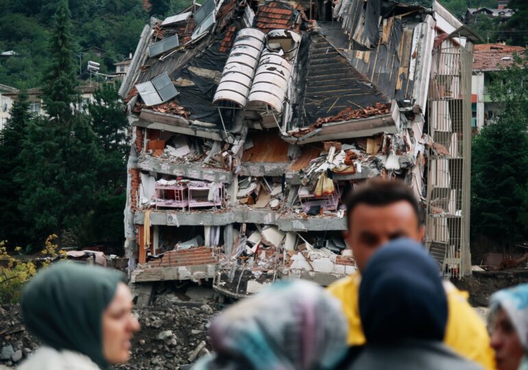 70 de morţi au provocat inundaţiile din Turcia, dar încă sunt zeci de oameni dispăruţi