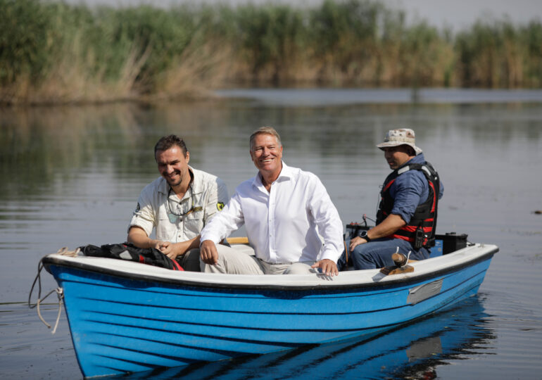 Iohannis s-a plimbat cu barca prin Parcul Național Comana și i-a dat nota 10 (Galerie foto)