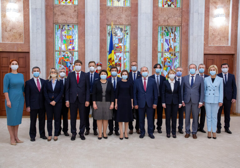 Republica Moldova are un nou Guvern, cu patru direcții prioritare. Hoții au fugit înainte de învestire