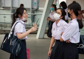 După o perioadă de relaxare, masca e din nou obligatorie în spațiile deschise aglomerate din China